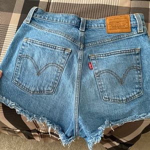Levi’s Ribcage Shorts Size 26